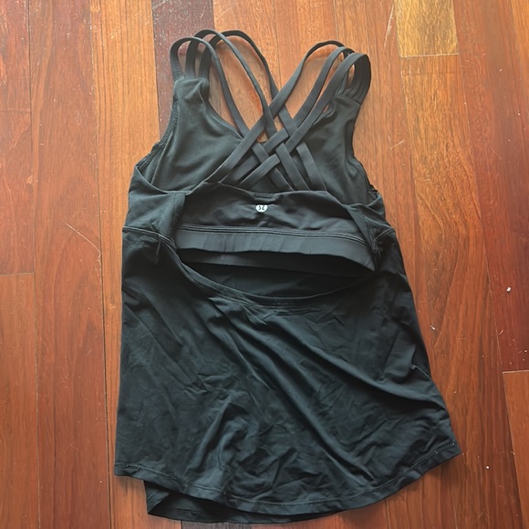 Size 2 black lulu lemon top. - Picture 4 of 5